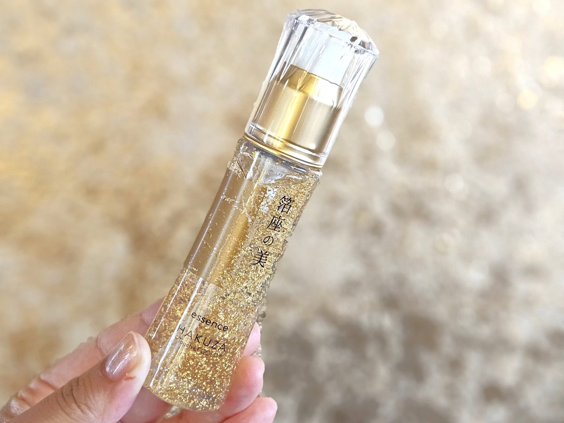 プラチナ金箔入りの美容液「箔座の美 エッセンス」は、3種類のヒアルロン酸とWのコラーゲンが肌に豊かな潤いを与え、ホホバ種子油が肌を乾燥から優しく守り、皮脂バランスも整える効果が。