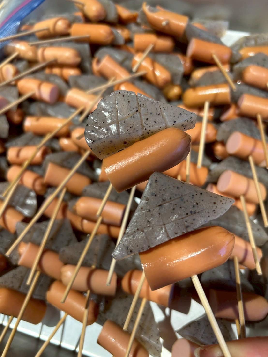 『おそ松くん』に出てきそうなおでん串も大量生産！