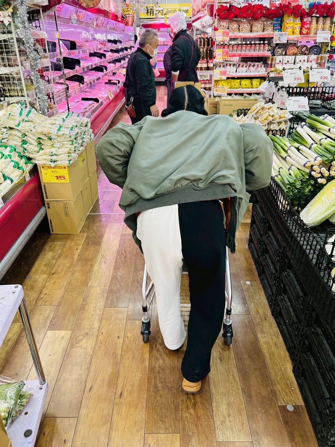 買い出し中の私。短い時間で容量よく！ 悩まず、目的のものを確実にかごに捕獲していくハンターのよう。