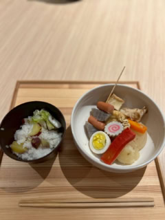 完成した【全力おでん】定食です！ 彩りもよく仕上がっていますよね。ちなみにおでんの具はおでんの具は大根、たまご、にんじん、もっちり揚げ豆腐、こんにゃく、ウインナー、もち巾着、ちくわ、カニカマ、ナルト、ジャガイモでした！