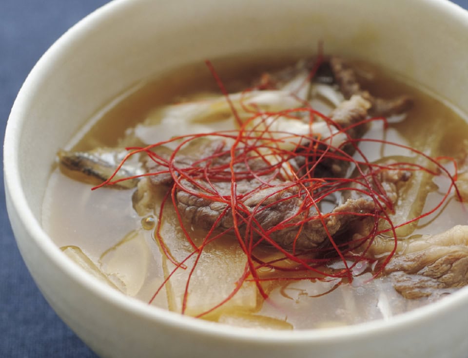 肉の旨みが大根にしみしみ…ごはんがすすむ!韓国風の滋味溢れる味わいの【牛肉と大根のスープ】