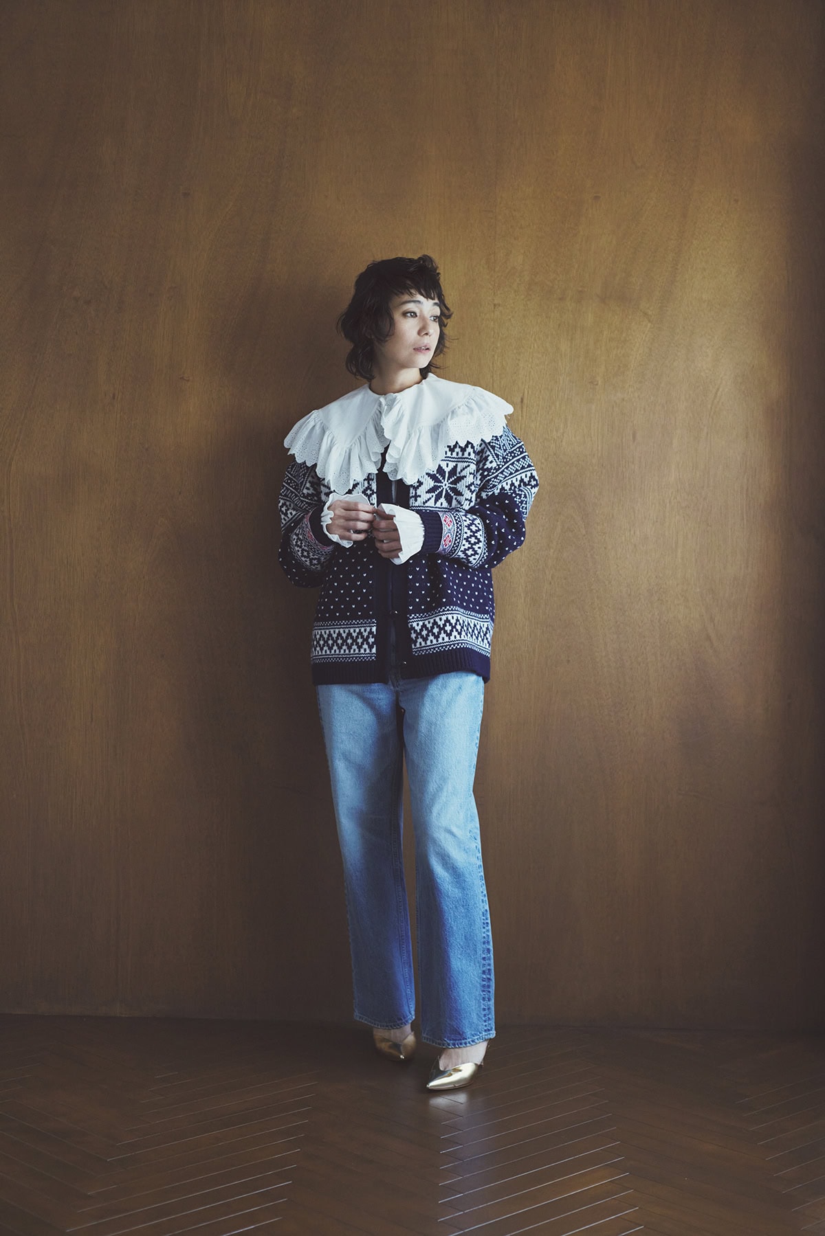 どんなコーデにも合わせやすい新作セミワイド デニムパンツ〈ハドソン〉¥34,100、ブラウス¥31,900、カーディガン¥29,500(全てザ シンゾーン/シンゾーン 表参道本店)、シューズ¥68,200(ネブローニ)、ソックスはスタイリスト私物