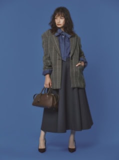 ジャケット¥53,900、スカート¥28,600(共にジャーナル スタンダード レサージュ/ジャーナル スタンダード レサージュ 銀座店)、ボウタイデニムブラウス¥64,900(ドゥロワー/ドゥロワー 青山店)、バッグ¥69,300(アトリエ トゥモローランド/トゥモローランド)、シューズ¥148,500(クリスチャン ルブタン/クリスチャン ルブタン ジャパン)