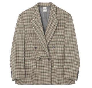 「ピッチが細かなチェック柄はキレイに着やすいと思うし、長く愛用できます」と加藤さん。チェックジャケット¥77,000(コラム/エストネーション)