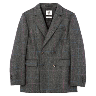 「このジャケットは形がキレイで何にでも合わせやすいダークグレー。重宝するはず」。グレージャケット¥71,500(マカフィー/トゥモローランド)