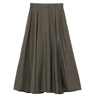 「細かく入ったラメがキレイ。会社にもOKな上品な華やかさ」。ラメスカート¥46,200（レリタージュ マルティニーク／マルティニーク ルミネ横浜）