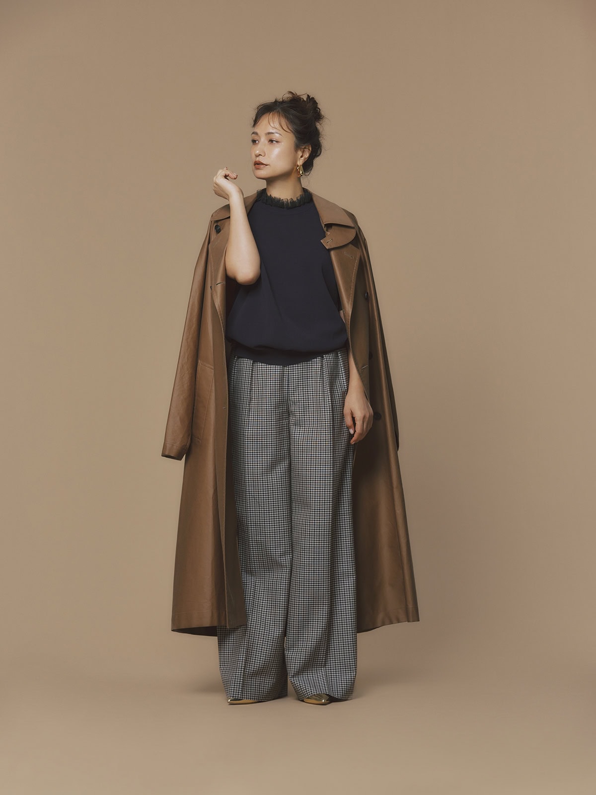 チェックパンツ¥75,900、半袖レース付きニット¥50,600（共にドゥロワー／ドゥロワー 青山店）、トレンチコート¥165,000（バウト）、シューズ¥68,200（ネブローニ）、左耳のシングルピアス¥53,900（マリア ブラック／ショールーム セッション）