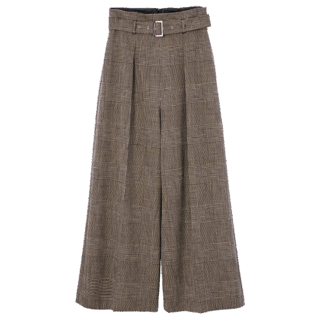 「便利なベルト付き。そこまで厚手の素材ではないので春先まで着られそう」。ベルト付きパンツ¥31,900（アンクレイヴ／オンワード樫山）