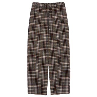 「ウエストにはぐるりとゴムが入れてある大人に嬉しい仕様かつ、美シルエットの貴重な1本」。チェックパンツ¥49,500（トゥルノン／キャプテンサンシャイン）