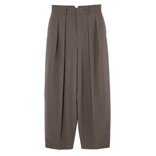 「軽いはき心地で、ブラックにもブラウンにも合うカーキカラー。お仕事着としてもかなり優秀に着まわせそう」。カーキパンツ¥15,400（ノーク）