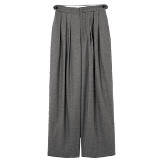 「清潔感のあるライトグレーで、どんなシーンにも万能。パンプスとの相性もよく、上品に見せてくれます」。グレーパンツ¥42,900（サクラ／インターリブ）