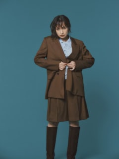 ポロニット¥47,300(デミリー/リトルリーグ インク)、ジャケット¥132,000、ショートパンツ¥63,800(共にトゥモローランド ビー/トゥモローランド 渋谷本店)、ブーツ¥110,000(ネブローニ/アルアバイル)