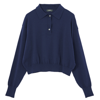 「やや短めの着丈がいい」。ネイビーポロニット¥19,250(ジャーナル スタンダード レサージュ/ジャーナル スタンダード レサージュ 銀座店)