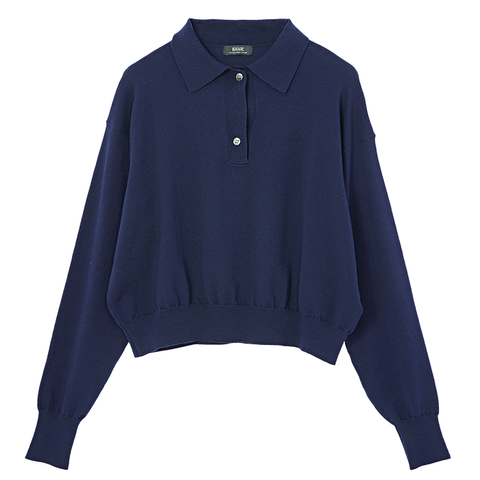 「やや短めの着丈がいい」。ネイビーポロニット¥19,250(ジャーナル スタンダード レサージュ/ジャーナル スタンダード レサージュ 銀座店)