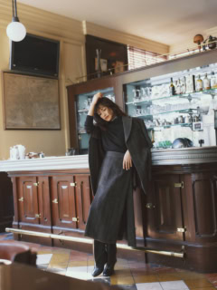 ジャケット¥130,900、スカート¥75,900、レーススカート¥29,700(全てアンスクリア/アマン)、タートルニット¥75,900(オムガールズ/ロンハーマン)、ブーツ¥108,900(ブレンテッラ/サロン アダム エ ロペ)、リング¥37,000(マリア ブラック/ショールーム セッション)