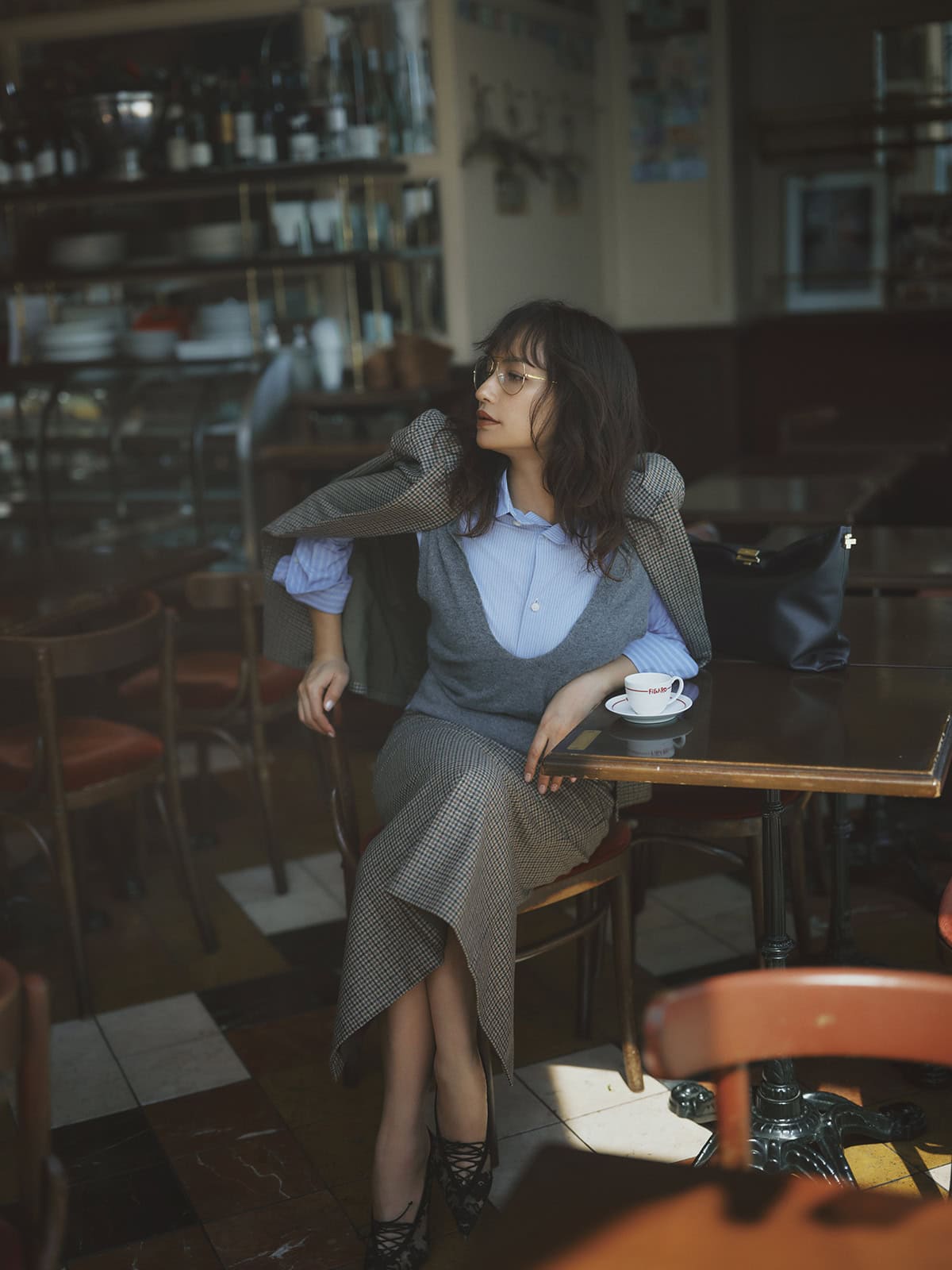 ジャケット¥170,500、スカート¥74,800、ベスト¥81,400、シャツ¥60,500（全てマディソンブルー）、シューズ¥171,160（クリスチャン ルブタン／クリスチャン ルブタンジャパン）、メガネ¥25,740（レイバン／ルックスオティカジャパン カスタマーサービス）、バッグ¥49,500（プンティ／エルディスト ショールーム）