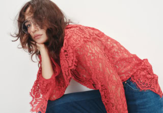 ブラウス¥22,000（プランクプロジェクト／プランクプロジェクト 青山店）、メガネ¥93,500（グッチ／ケリング アイウエア ジャパン カスタマーサービス）、デニムパンツ¥75,900（イーエルブイ・デニム／アマン）