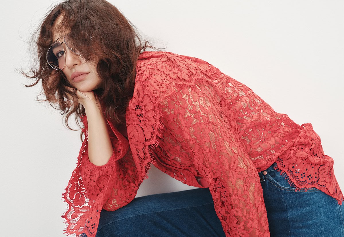 ブラウス¥22,000（プランクプロジェクト／プランクプロジェクト 青山店）、メガネ¥93,500（グッチ／ケリング アイウエア ジャパン カスタマーサービス）、デニムパンツ¥75,900（イーエルブイ・デニム／アマン）