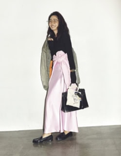 HARUTAのローファー、古着のミリタリージャケット、TanCのカットソー、ZARAのスカート、Sea Room Lynnのスエット、HERMÈSのケリーバッグ、CARINの眼鏡、CASIOの時計、その他全て本人私物