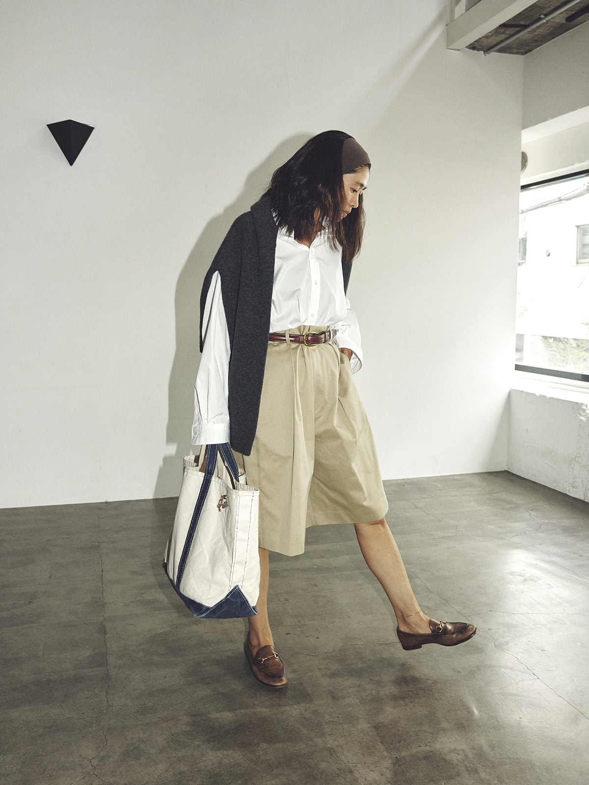 GUCCIのホースビットローファー、Graphpaperのシャツ、MIU MIUのカーディガン、L.L.Beanのトート、ROKUのベルト、ヘアバンド、アンクレットは全て本人私物