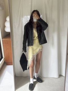 SEBAGOのローファー、ZARAのランジェリードレス、ヴィンテージのレザージャケット、Tabioのソックス、NEOUSのバッグは全て本人私物