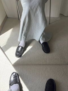 SEBAGOのローファー、AMOMENTOのカーディガン、RUBYのスカート、Tabioのソックスは全て本人私物