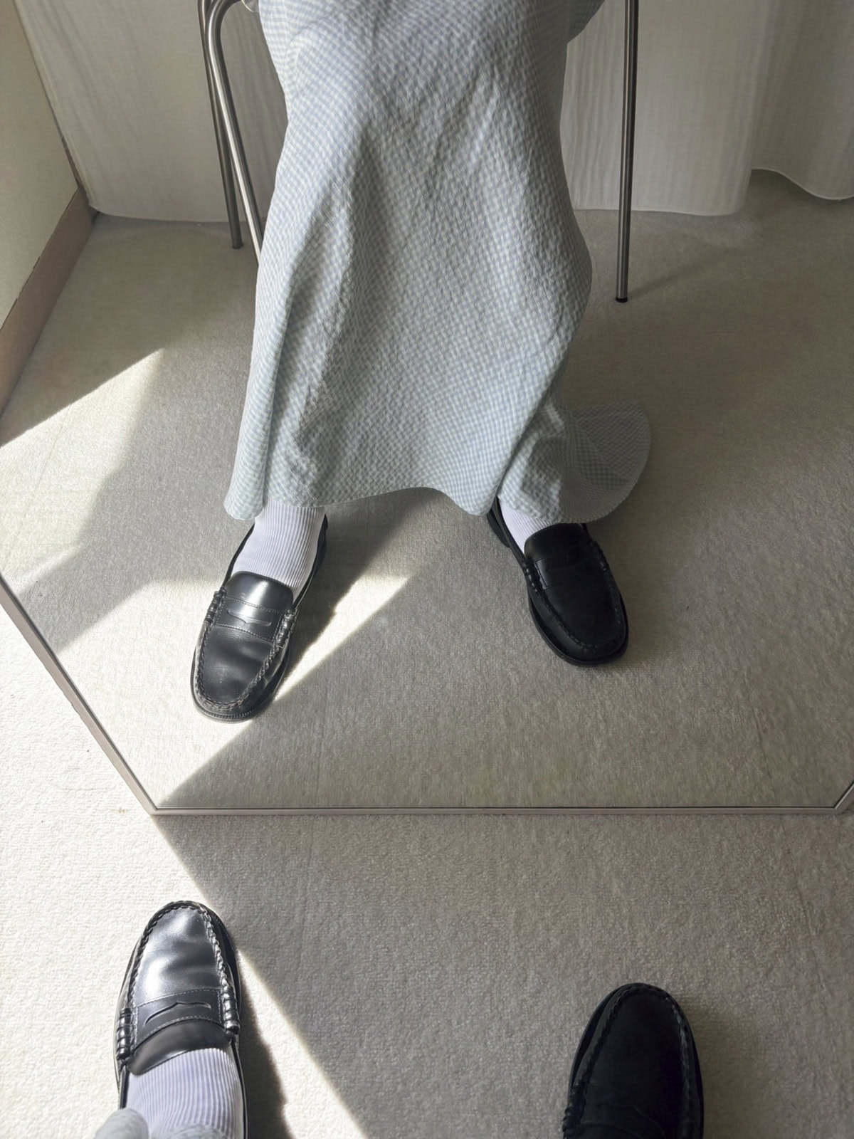 SEBAGOのローファー、AMOMENTOのカーディガン、RUBYのスカート、Tabioのソックスは全て本人私物