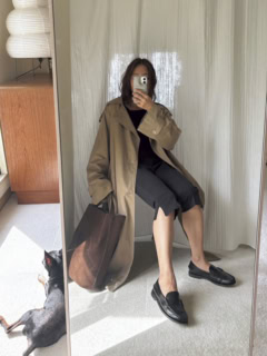 SEBAGOのローファー、AURALEEのトレンチコート、comme si studioのトップス、CODE Aのサブリナパンツ、AESTHER EKMEのバッグは全て本人私物