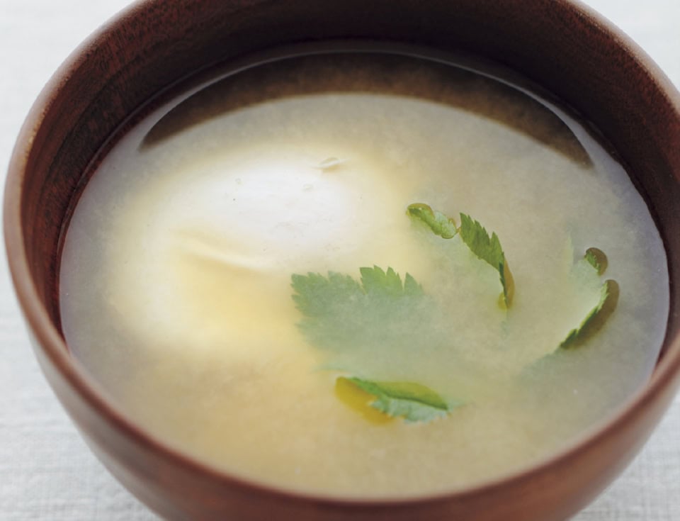 肌寒い季節にあったか汁物がしみる…【半熟卵のお味噌汁】食べ応え十分でごはんがすすみます♡