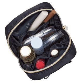 内側には片側に1ポケット、もう反対側に2ポケットがあり、収納上手なしごできポーチ。