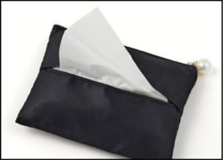 カード型のポーチに、背面にはポケットティッシュが入るダブルポケットタイプ。