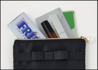 リップ、香水、タブレット…を入れて身だしなみを整えて。