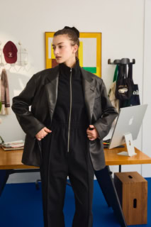 ちなみにこちらは、春の新作で登場するDIRECTOR LEATHER JACKET（￥195,800）。STEADY JACKETより全体的にゆったりとしたサイズ感で、よりアウターとして羽織れるデザイン