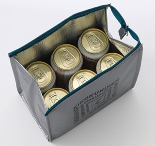 500mLの缶が6本すっぽり収まるサイズ感です。