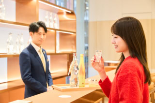 バーカウンターもあり、リファ ウォーター プレミアム70や、リファのインナーケアドリンクの試飲もできます。「リファ フォーター プレミアム70は、雑味が一切なくて、とってもまろやかな味わい。内側からキレイになれそう」(小祝さん)