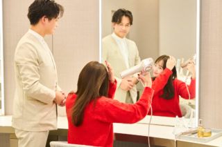 ヘアケア機器やブラシ、美容ローラーなど、気になるアイテムを心ゆくまでタッチアップできるスペースも。