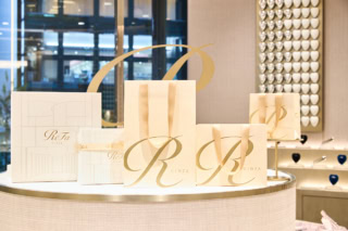 新たなシンボル「R」マークを大胆かつエレガントにデザインした、銀座店限定のショッピングバッグ(有料サービス)や、ReFa GINZAのシンボルであるスフィアモチーフとした、ショッピングバッグ、ボックス、リボン、チャームからなる銀座限定のギフトラッピング(有料サービス)も展開。