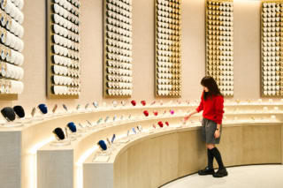 壁面をハートブラシで演出した『ReFa HEART』のコーナー。いままでに見たことのないデザインも多数あり、小祝さんも興奮気味にチェック。