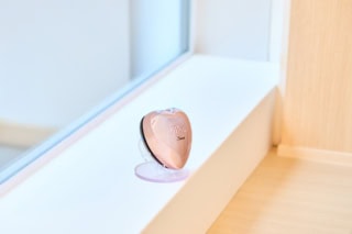 ハートブラシに名前を刻印できる、ReFa初となるパーソナルギフトサービスも登場。専用のギフトボックス&ショッパーにセットしてもらえるので、大切な人へのギフトにもぴったりです(刻印サービス ¥1,100)。