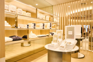 ReFa GINZA店限定のギフトセットも用意。こちらも、一部のアイテムについては刺繍による名入れ(¥1,100)サービスを受けることができます。