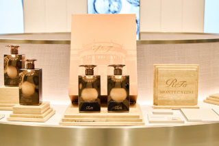 頭皮と髪のうるおいを守りながら、不要な汚れだけを効率的にオフ。リファモンテカティーニ シャンプー 700mL ¥8,800、うるおいを呼び込むハイドレーション機能で髪のうるおいを再構築し、毛先まで満たすトリートメント。同 トリートメント 700g ¥16,500