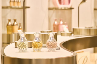 〝私を私らしく輝かせる光の香り″というコンセプトのもと3つの香りを展開。右から:みずみずしさの奥に多幸感が広がるアロマティックフレグランス。ReFa THE PERFUME ウォータリースイート、あたたかな余韻を残すアンバーフレグランス。同 メロウアンバー、クリーンでイノセントな清潔感あふれる香り。同 クリーンムスク 各70mL ¥15,400