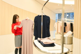 新ブランド「ReFa VITALWEAR」は、機能性だけではなく、デザイン性にもこだわった、スリープウェアやルームウェアを豊富に展開。また、一部のウェアには、刺繍による名入れサービス(¥1,100)も実施!