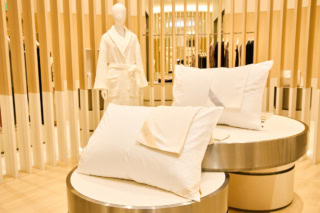 RiFa VITALWEARラインには、眠りをとことん探求し、肌や髪にも嬉しい効果をもたらす枕や枕カバーも! 前:リファ バイタルピロー プレミアムスイート 全1色 約50㎝×70㎝ ¥88,000、リファ ピローカバー シルク プレミアムスイート 全1色 約52㎝×82㎝ ¥27,500 奥:リファ バイタルピロー プレミアム 全1色 約50㎝×70㎝ ¥36,300、リファ ピローカバー コットン プレミアム ¥8,800