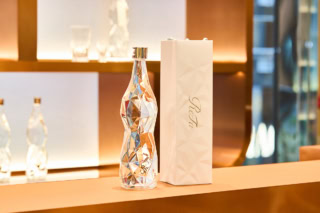 遥か昔、富士山に降り積もった雪が大地に染み込み、地層を巡り70年という時間をかけて磨かれた希少なしずくを中心としたプレミアムウォーター。ミネラルバランスと生命力にあふれた1本。リファ ウォーター プレミアム70 720mL ¥5,400