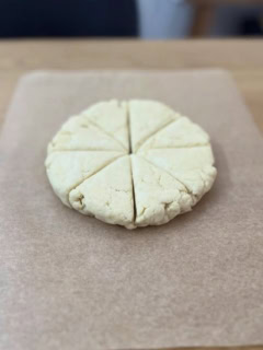 8等分に包丁でカット (6等分でもOK )