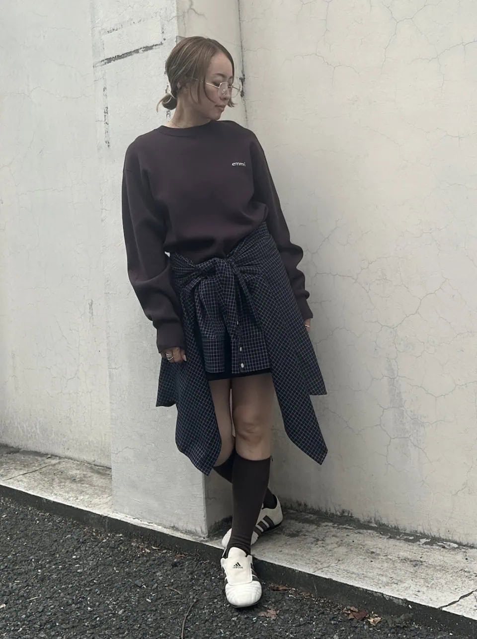 スニーカー¥15,400(adidas Originals for emmi)、トップス¥15,400、スカート¥16,500、シャツ¥18,700、靴下¥2,750、眼鏡¥4,290(全てエミ)、その他は全て本人私物