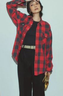 ★シャツ¥4,180(ベルベルジン)、中に着たタンクトップ¥18,700、パンツ¥44,000(共にグラフペーパー/グラフペーパー 東京)、ピアス¥74,800(ミチ ウィルウェイ/フォーティーン ショールーム)、★ベルト¥8,800(ウィッティヴィンテージ)、★バッグ¥8,250(ゾハルヴィンテージ) ★マークはヴィンテージ