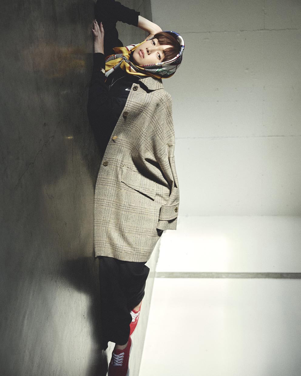 コート¥198,000（マッキントッシュ／マッキントッシュ 六本木ヒルズ店）、スエット¥9,900（ナイキ スポーツウェア／NIKE カスタマーサービス）、中に着たタートルネックニット¥27,500（ギャルリー・ヴィー／ギャルリー・ヴィー 丸の内店）、パンツ¥53,900（アキラナカ）、スカーフ¥15,400（ザ シンゾーン）、時計¥49,500（セイコー シンゾーン／共にシンゾーン 表参道本店）、スニーカー¥7,150（ヴァンズ／VANS JAPAN カスタマーサポート）