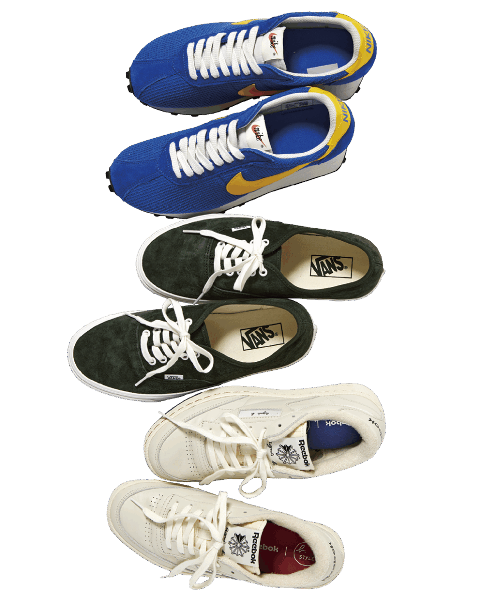 上から：スニーカー¥14,630（ナイキ スポーツウェア／NIKE カスタマーサービス）、スニーカー¥8,250（ヴァンズ／VANS JAPAN カスタマーサポート）、スニーカー¥36,300（アニエスベー・12月上旬発売予定）